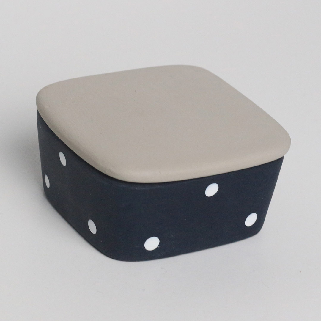 Square-shaped ceramic jewelry box with dotted pattern