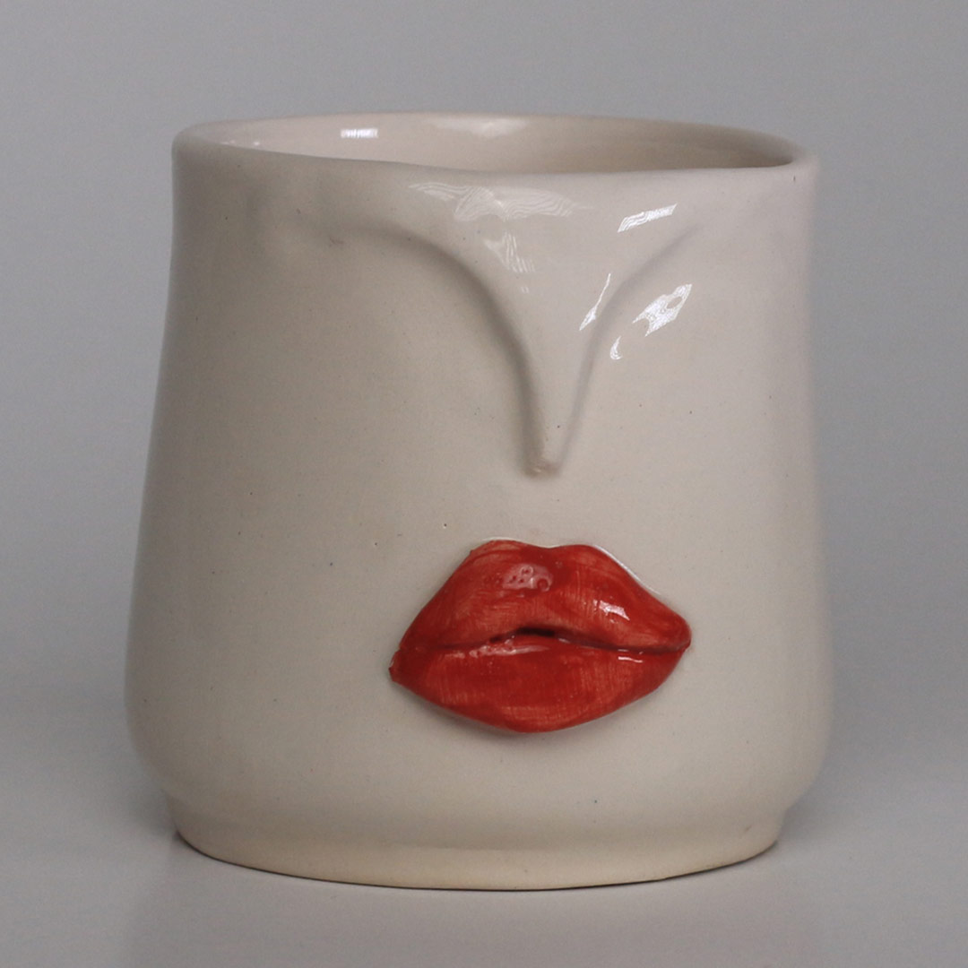 Mug en ceramique design lèvres ferme en relief