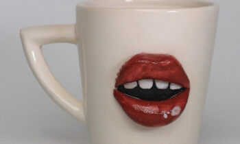 Mug en céramique design lèvres ouvertes en relief