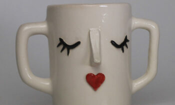 Mug en céramique design visage en relief